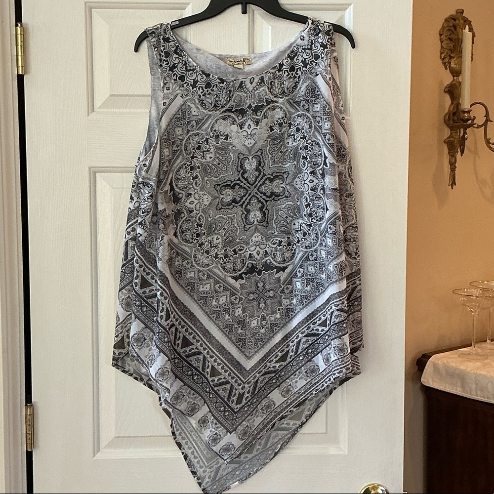 ONE WORLD Gray & White Paisley Handkerchief Hem Tank Top